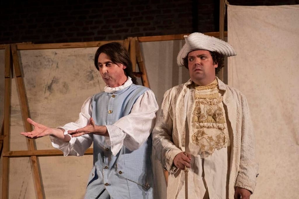 Attori in scena durante lo spettacolo โIl teatro comicoโ di Carlo Goldoni
